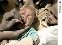 Sudanese Red Crescent employee vaccinates a boy against polio in Kalma Camp near southern Darfur (File photo)