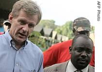 UN Emergency Coordinator Jan Egeland (L) with Martin Ojul, chairman of LRA negotiating team, in Sudanese town of Juba, November 11 2006, <br />