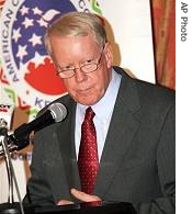 US Ambassador Michael Ranneberger address delegates of American Chamber of Commerce in Nairobi, Nov. 21, 2006