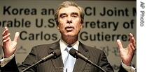 Carlos Gutierrez speaks during lunch meeting hosted by American Chamber of Commerce in Korea, 12 Dec. 2006