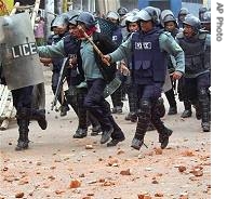 Bangladeshi Riot Police baton charge as protestors throw bricks during a protest in Dhaka, Bangladesh, 7 Jan 2007