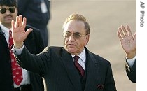 Khursheed Kasuri waves after arriving at airport in New Delhi, 20 Feb 2007