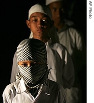 Students of at Al Mukmin Islamic school line up as they prepare to welcome militant Muslim cleric Abu Bakar Bashir (File)