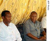 Interim Somali President Abdullahi Yusuf Ahmed (R) with his PM Ali Mohamed Gedi during a media briefing in Mogadishu, 09 Jan 2007