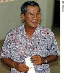 Prime Minister Hun Sen holds his ballot before casting it for the Commune Councils Election, in Kandal Province, Cambodia, 01 Apr 2007 