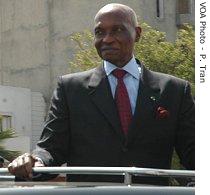 Senegalese President Abdoulaye Wade greets crowd at the Independence Day parade, 04 Apr 2007