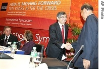 Asian Development Bank President Haruhiko Kuroda, second from right, shakes hands with Philippine's former Finance Secretary Roberto Ocampo, right, 02 Jul 2007