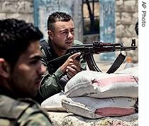 Palestinian security forces loyal to Palestinian President Mahmoud Abbas's Fatah fraction, take their positions at a checkpoint in the northern West Bank city of Nablus, 18 Jun 2007<br />