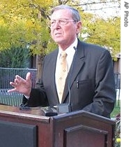 US Senator Pete Domenici, talks to reporters, 7 Nov. 2006 (file photo)