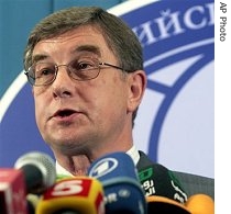 Russian Foreign Ministry spokesman Mikhail Kamynin speaks in the Russian Foreign Ministry in Moscow, 19 Jul 2007