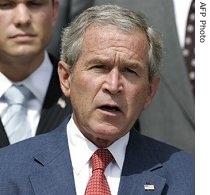 President Bush speaks to the media regarding Iraq, in the Rose Garden of the White House in Washington, 20 Jul 2007