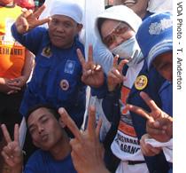 Jakartans cheer for Fauzi Bowo on a Central Jakarta soccer<br />field