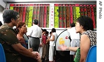 Chinese investors chat at a private security company, 16 Aug 2007 in Shanghai, China