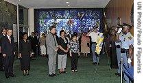 UN Secretary-General Ban Ki-moon (l) and staff in New York, 17 Aug 2007, commemorate the fourth anniversary of the bombing of the headquarters in Baghdad 