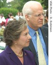 Democrat Congresswoman Jan Schakowsky of Illinois (l)<br />and Republican Congressman Chris Shays of Connecticut