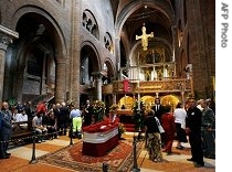 People pay their homage to late Ialian tenor Luciano Pavarotti in Modena's Duomo where he is layed in state, 07 Sep 2007