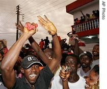 Supporters of the opposition All People's Congress dance outside party headquarters after preliminary partial results are released in Freetown, 10 Sep 2007