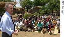 Stephen Lewis UN special envoy for HIV and Aids addresses a community outside St Gabriel hositpal, in Lilongwe, 30 October 2006