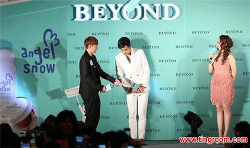 S. Korean TV star Kim Soo-hyun bows to fans in Kong Kong.