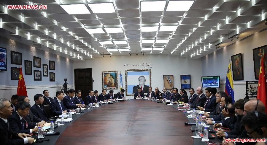 Chinese President Xi Jinping (5th L) holds talks with his Venezuelan counterpart Nicolas Maduro (7th R) in Caracas, Venezuela, July 20, 2014. (Xinhua/Lan Hongguang)  