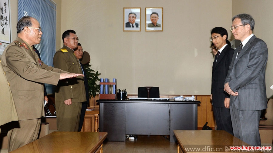 Junichi Ihara (far R), director general of the Asian and Oceanian Affairs Bureau of the Japanese Foreign Ministry, and So Tae Ha (far L), chairman of North Korea