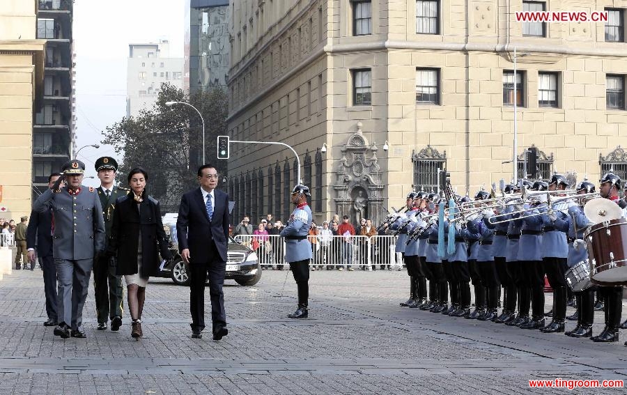 Chinese Premier Li Keqiang (3rd L front) attends a welcoming ceremony held by Chilean President Michelle Bachelet in Santiago, capital of Chile, May 25, 2015. (Xinhua/Ding Lin)