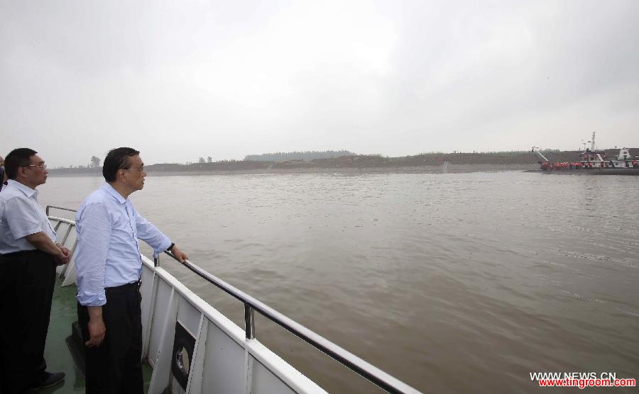 Chinese PremierLi Keqianggives instructions on search and rescue work on a ship at the site of overturned ship in the Jianli section of the Yangtze River in central China