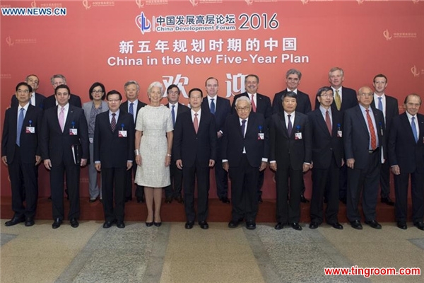 BEIJING, March 20, 2016 (Xinhua) -- Chinese Vice Premier Zhang Gaoli (5th L, front) poses for a group photo with some participants of the China Development Forum 2016 before the opening ceremony of the forum in Beijing, capital of China, March 20, 2016. (Xinhua/Wang Ye)