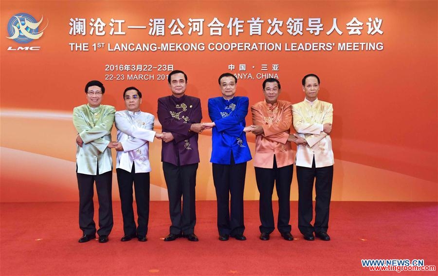 Chinese Premier Li Keqiang, Thai Prime Minister Prayut Chan-o-cha, Cambodian Prime Minister Hun Sen, Lao Prime Minister Thongsing Thammavong, Vice President of Myanmar Sai Mauk Kham, and Vietnamese Deputy Prime Minister Pham Binh Minh pose for photos in Sanya, south China