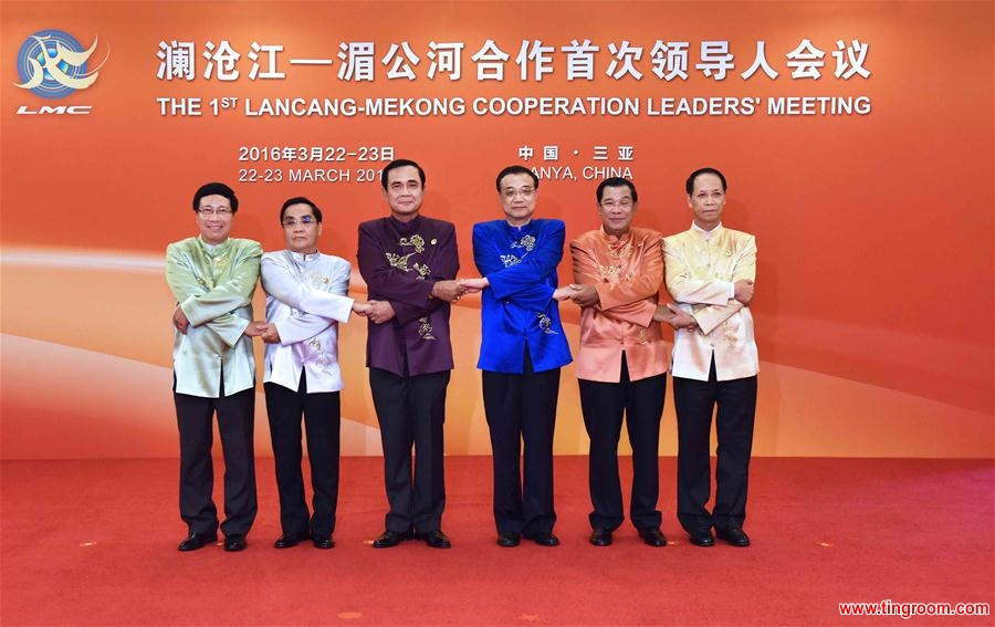  Chinese Premier Li Keqiang, Thai Prime Minister Prayut Chan-o-cha, Cambodian Prime Minister Hun Sen, Lao Prime Minister Thongsing Thammavong, Vice President of Myanmar Sai Mauk Kham, and Vietnamese Deputy Prime Minister Pham Binh Minh pose for photos in Sanya, south China