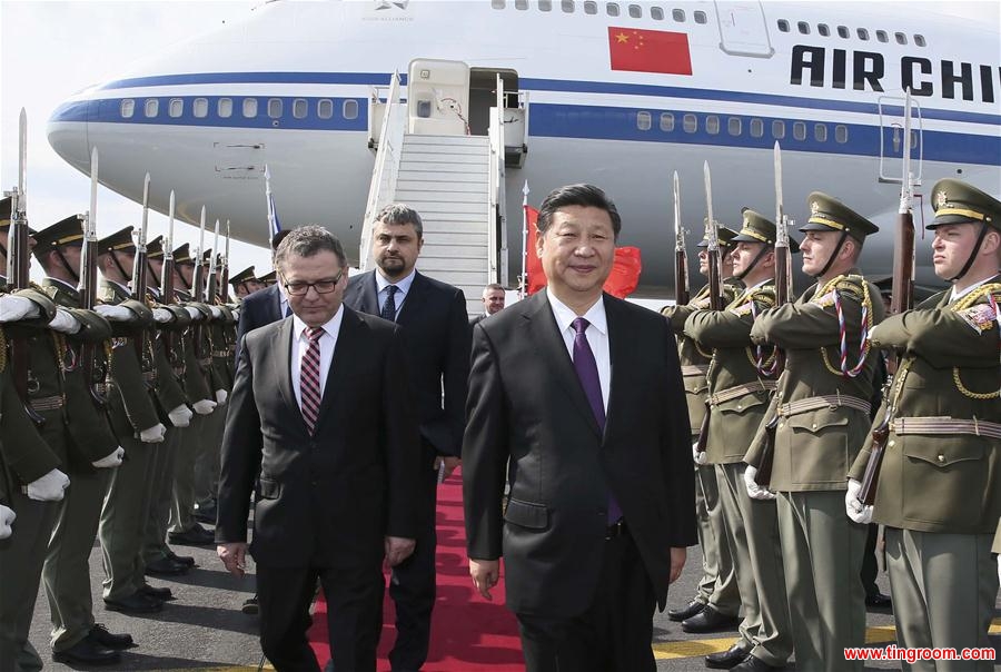  Chinese President Xi Jinping (R front) arrives at the airport in Prague, Czech Republic, March 28, 2016. Xi started a three-day state visit to the Czech Republic from Monday. (Xinhua/Lan Hongguang) 