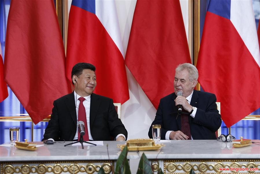 Chinese President Xi Jinping (L) and his Czech counterpart Milos Zeman attend a press conference after their talks in Prague, the Czech Republic, March 29, 2016. (Xinhua/Ju Peng)