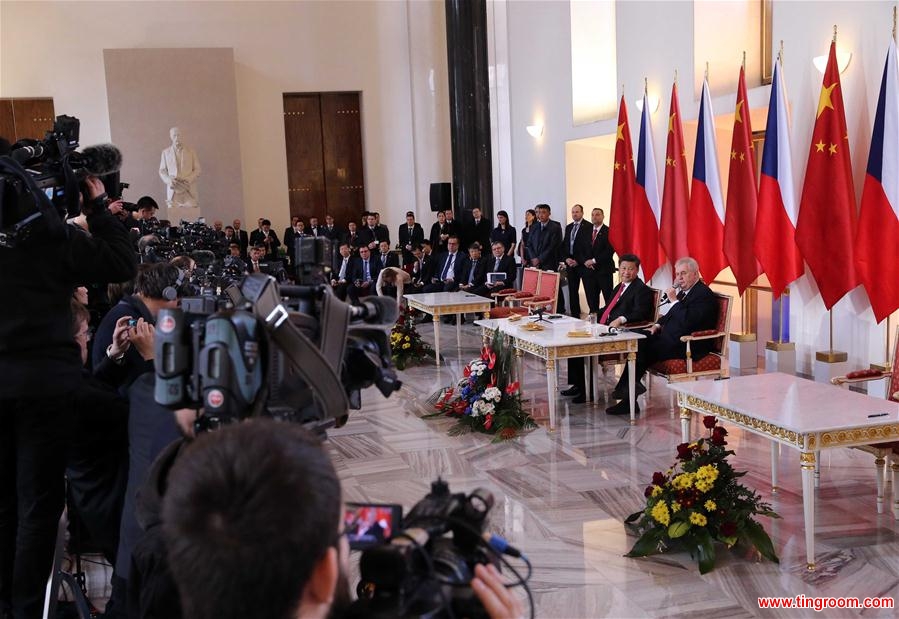 Chinese President Xi Jinping and his Czech counterpart Milos Zeman attend a press conference after their talks in Prague, the Czech Republic, March 29, 2016. (Xinhua/Liu Weibing)