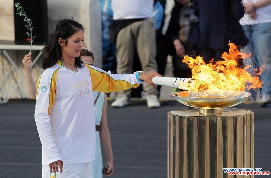 ATHENS, April 28, 2016 (Xinhua) -- The last torch bearer on Greek territory, rowing World Champion Katerina Nikolaidou of Greece lights the cauldron during the handover ceremony at Panathenaic Stadium in Athens, April 27, 2016. (Xinhua/Marios Lolos)