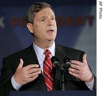 Iowa Gov. Tom Vilsack formally announces his candidacy for Democratic presidential nomination during a rally, 30 Nov 2006