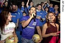 Bollywood actors Esha Deol, left, John Abraham, center, and Remi Sen, right, interact with fans at the promotion of the hindi film Dhoom in Bombay (File photo)  