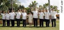 ASEAN leaders wave as they pose for a group photo prior to the official opening of the ASEAN summit,  13 Jan 2007