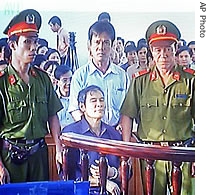 Catholic priest Nguyen Van Ly, center, is seen at a court room in Vietnam's central province of Thua Thien Hue, 30 Mar 2007