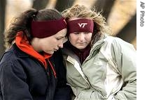 Two Virginia Tech students at the memorial convocation, 17 Apr 2007