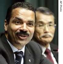 Ronald Noble, left, answers a question during a news conference as Akira Fujino, a representative of UNODC, looks on, 17 April, 2007