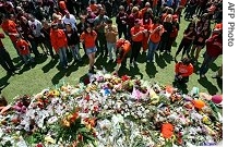 A crowd gathers to observe a moment of silence at Virginia Tech University to remember the victims of the massacre, 20 Apr 2007