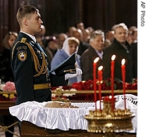 The coffin of former Russian President Boris Yeltsin is inside Christ the Savior Cathedral during a farewell ceremony in Moscow, 25 Apr 2007