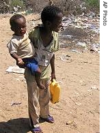 Displaced Somali children at the Elasha camp on the outskirts of Mogadishu, 26 Apr 2007