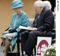 Queen Elizabeth II looks over at U.S. Vice President Dick Cheney during a visit to the Jamestown Settlement in Williamsburg, Virginia, 04 May 2007