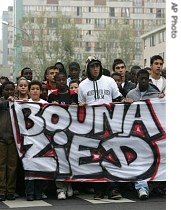 People walk in silence as they take part in a memorial march in Clichy-sous-Bois, northeastern Paris, 27 Oct. 2006