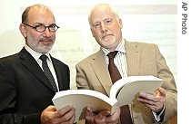 Secretary General of Amnesty International's Canadian section, Alex Neve (r) presents the petition to President of the UN Rights Council Luis Alfonso de Alba