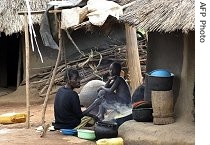 A woman cooks in Unyama Camp for internally displaced people (IDP), Gulu district, northern Uganda, 02 Sep 2006