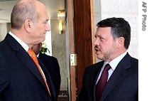 King Abdullah of Jordan (l) talks to Israeli Prime Minister Ehud Olmert in his palace in Jordanian Red Sea resort of Aqaba, 15 May 2007