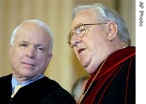 Republican Senator John McCain of Arizona (l) and the Rev. Jerry Falwell, chat as Liberty University's commencement begins in Lynchburg, Virginia (May 2006 file photo)