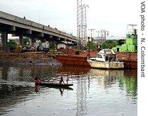 Villagers in canoes look for fresh water